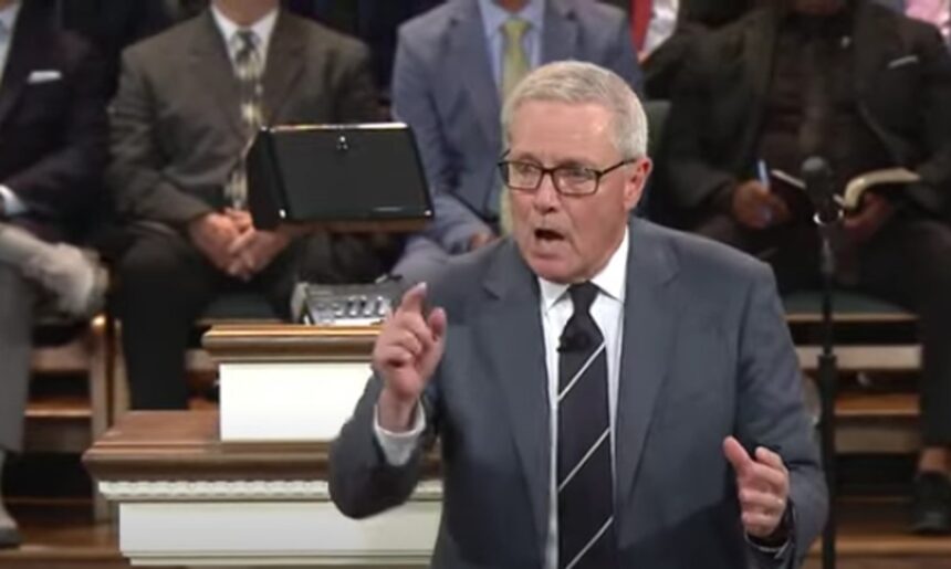 pastor-de-carolina-del-norte-califica-de-«blasfema»-la-biblia-«dios-bendiga-a-los-ee-uu.»-de-trump-en-un-sermon-viral