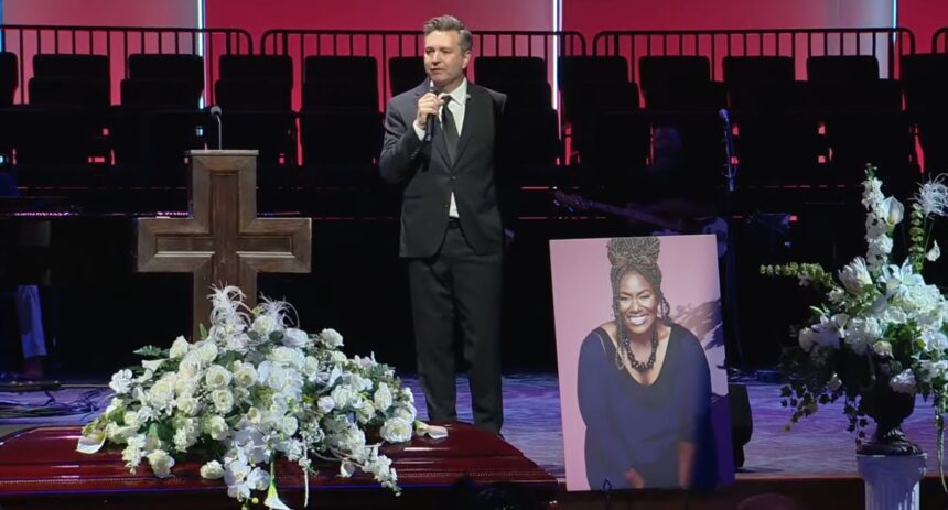 el-funeral-de-mandisa:-‘ella-amaba-a-dios’;-los-dolientes-se-reunen-para-presentar-sus-respetos-tras-la-impactante-muerte-del-cantante.