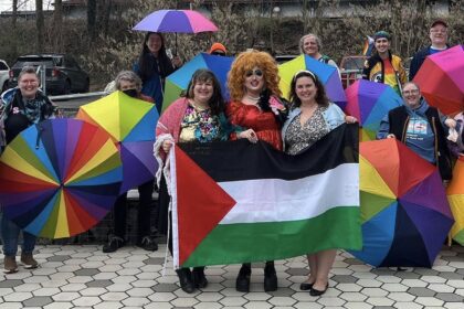 ‘un-doble-golpe-de-adoctrinamiento’:-la-drag-queen-hace-que-ninos-estadounidenses-canten-‘palestina-libre’