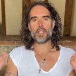 russell-brand-dice-que-el-reciente-bautismo-lo-dejo-sintiendose-«cambiado»,-«entregado-en-cristo»