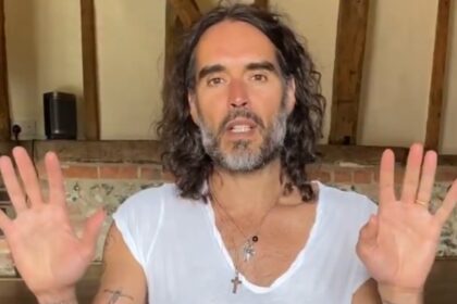 russell-brand-dice-que-el-reciente-bautismo-lo-dejo-sintiendose-«cambiado»,-«entregado-en-cristo»