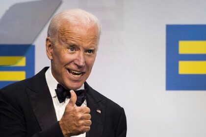 las-nuevas-reglas-transgenero-de-biden-exigen-hombres-biologicos-en-banos-y-vestuarios-de-mujeres