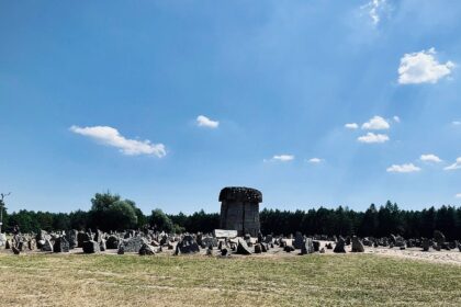 dia-de-conmemoracion-del-holocausto:-los-peregrinos-polacos-se-enfrentan-a-la-magnitud-de-los-campos-de-exterminio-y-los-horrores-actuales-de-hamas