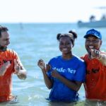 iglesia-de-tampa-bautiza-a-casi-1.000-personas-en-la-playa:-‘se-avecina-una-ola-de-avivamiento’