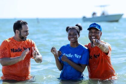 iglesia-de-tampa-bautiza-a-casi-1.000-personas-en-la-playa:-‘se-avecina-una-ola-de-avivamiento’