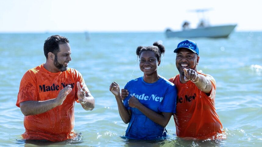 iglesia-de-tampa-bautiza-a-casi-1.000-personas-en-la-playa:-‘se-avecina-una-ola-de-avivamiento’