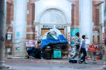 mientras-estudiantes-propalestinos-gritan-‘muerte-a-los-judios’,-la-camara-aprueba-una-ley-de-concientizacion-sobre-el-antisemitismo