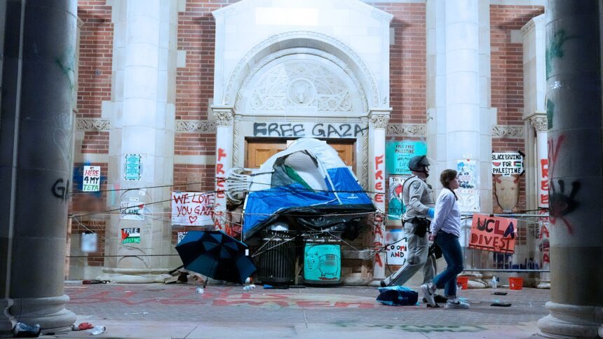 mientras-estudiantes-propalestinos-gritan-‘muerte-a-los-judios’,-la-camara-aprueba-una-ley-de-concientizacion-sobre-el-antisemitismo