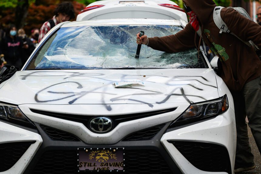 los-manifestantes-del-estado-de-portland-estan-«delirantes»,-dice-el-alcalde;-la-universidad-reabre-tras-la-detencion-de-30-manifestantes