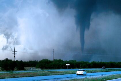 de-texas-a-michigan,-la-operacion-bendicion-brinda-alivio-critico-despues-de-40-tornados-e-inundaciones-historicas