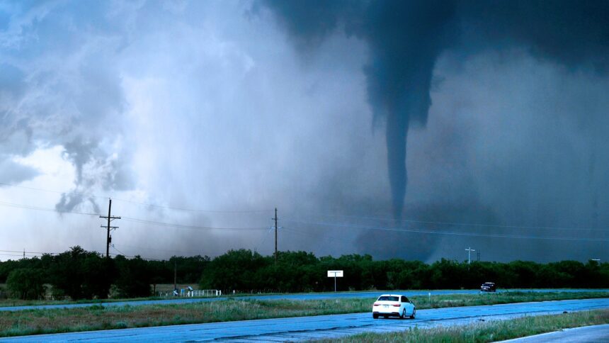 de-texas-a-michigan,-la-operacion-bendicion-brinda-alivio-critico-despues-de-40-tornados-e-inundaciones-historicas