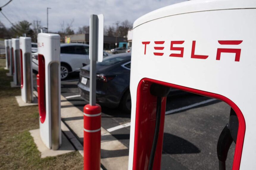 la-rentable-red-supercharger-de-tesla-esta-en-el-limbo-despues-de-que-musk-despidio-a-todo-el-equipo-|-techcrunch