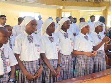 hombres-armados-intentan-secuestrar-a-estudiantes-en-una-escuela-catolica-y-disparan-a-un-guardia-de-seguridad