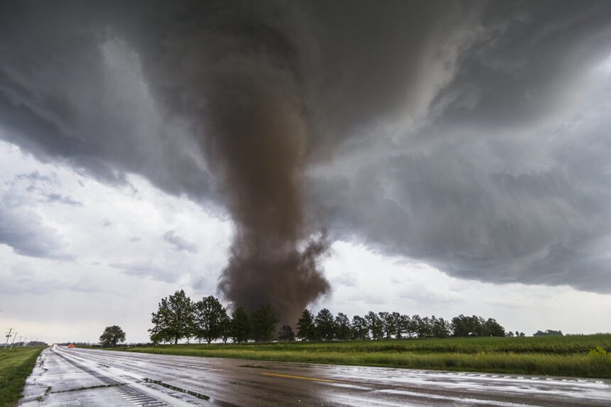 pastor-declara-‘milagro’-despues-de-que-un-tornado-arrasara-la-iglesia-durante-el-servicio-y-todos-sobrevivieran