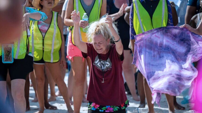 ‘un-movimiento-de-dios’:-miles-de-personas-se-reunen-en-playas-y-rios-de-todo-estados-unidos-para-el-‘verano-de-los-bautismos’