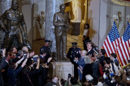 el-difunto-reverendo-billy-graham-inmortalizado-en-una-estatua-del-capitolio:-‘senalando-a-las-generaciones-futuras-hacia-jesus’