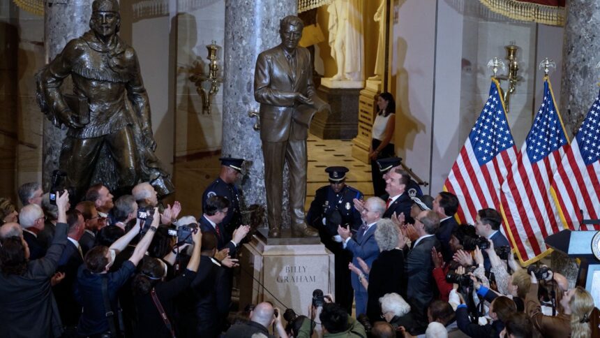 el-difunto-reverendo-billy-graham-inmortalizado-en-una-estatua-del-capitolio:-‘senalando-a-las-generaciones-futuras-hacia-jesus’