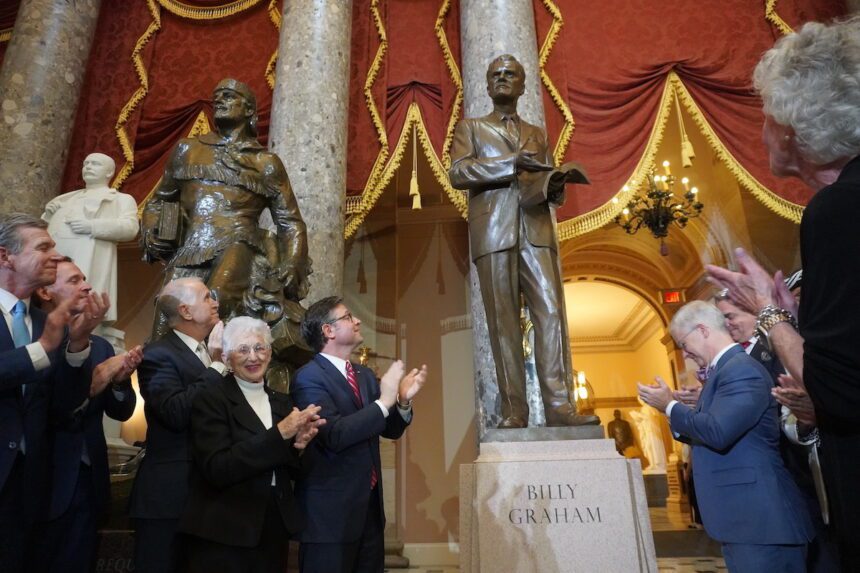 el-capitolio-de-estados-unidos-presenta-una-estatua-en-honor-a-billy-graham:-«uno-de-nuestros-tesoros-mas-queridos»