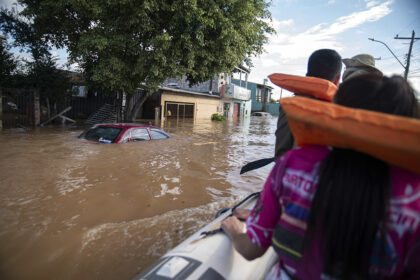 mujer-que-lo-perdio-todo-en-las-inundaciones-de-brasil-solo-tiene-un-pedido:-una-biblia