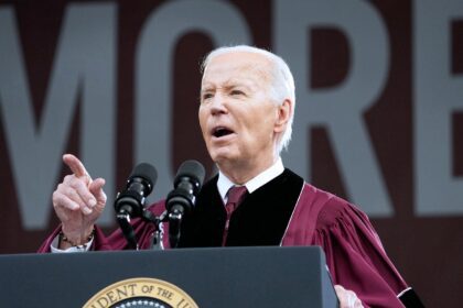 biden-da-el-visto-bueno-a-la-protesta-en-el-campus-en-el-discurso-de-morehouse,-los-legisladores-presionan-para-proteger-a-los-estudiantes-judios